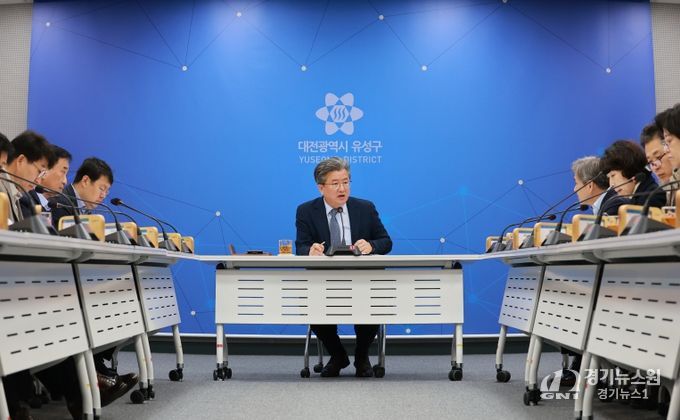 정용래 유성구청장이 25일 열린 주간간부회의를 주재하고 있다.