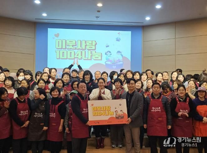 송내사랑의교회에서 김장김치 500박스, 라면 165박스 전달식 모습