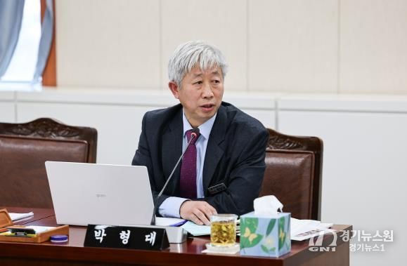 박형대 의원(진보당·장흥1)이 25일 전라남도 여성가족정책관 소관 2026년도 예산안 심사에서 질의하고 있다.