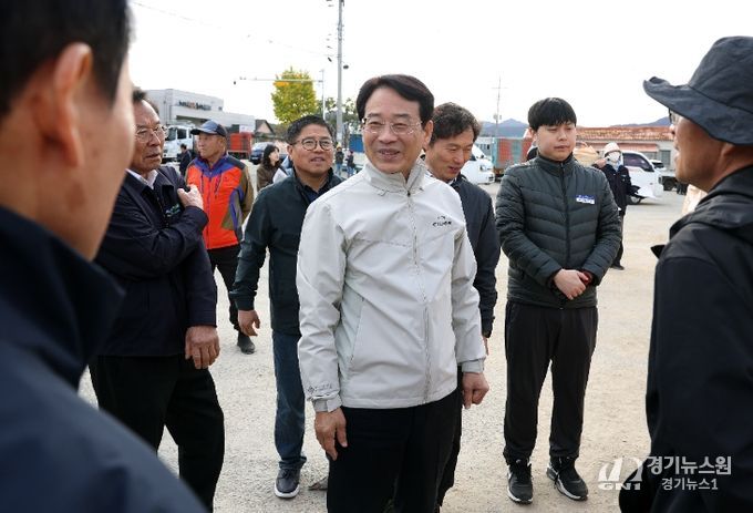 강진원 강진군수가 지난 11일 수매현장을 방문해 격려하고 있다.