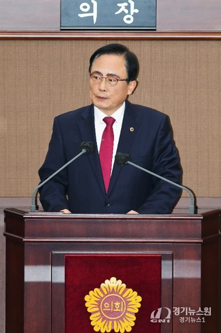 김형재 의원이 18일 열린 서울시의회 제333회 정례회 시정질문에서 서울시 교통실장을 상대로 질의를 하고 있다.