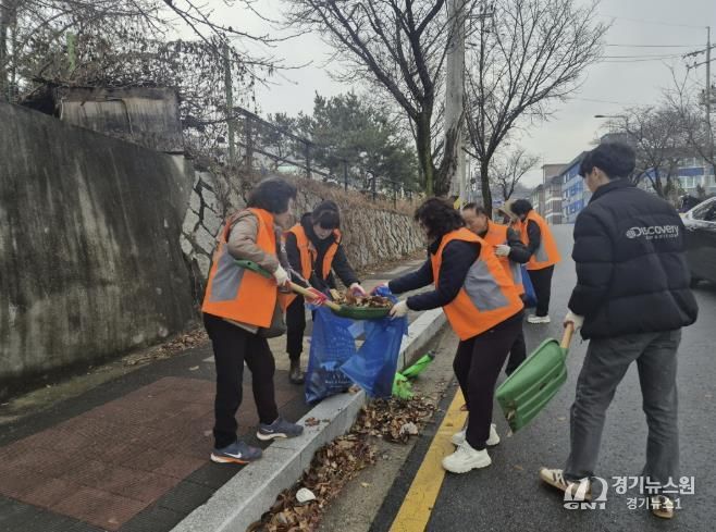 동두천시 생연1동, 통장협의회 낙엽 집중 청소로 깨끗한 마을 만들기 앞장