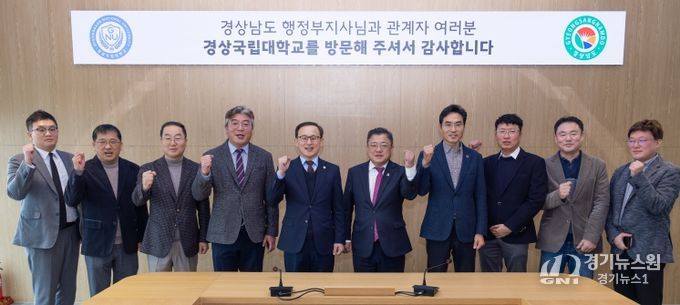 경상국립대학교(GNU·총장 권진회)가 경상남도와의 긴밀한 협력으로 지역혁신중심 대학지원체계(RISE, 라이즈사업)와 글로컬대학 30 사업의 성공적 추진에 박차를 가하고 있다. 경상국립대학교는 11월 25일 경상남도 박명균 행정부지사와 간담회에서 사업 추진 현황을 공유하고, 지역전략산업 기반 인재양성 및 산학협력 확대 방안을 심도 있게 논의했다.
