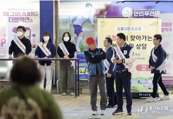 오언석 도봉구청장이 구민들로부터 생활불편 사항을 접수하고 있다