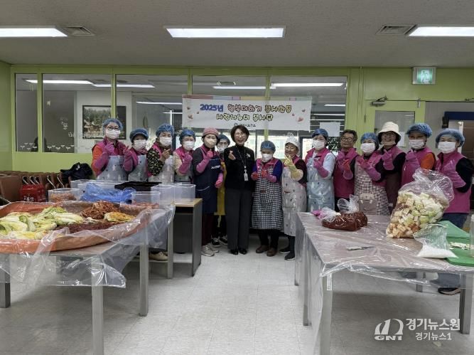 지난 26일 구리시 보건소 구내식당에서 사랑나누미 회원들이 사랑의 온정이 담긴 김장김치를 직접 만들고 전달했다.
