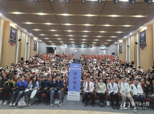 종결식 참석자들이 단체사진을 촬영하고 있다