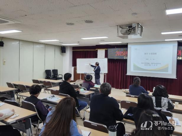 이종남 연구관의 재배기술 교육을 듣고 있다