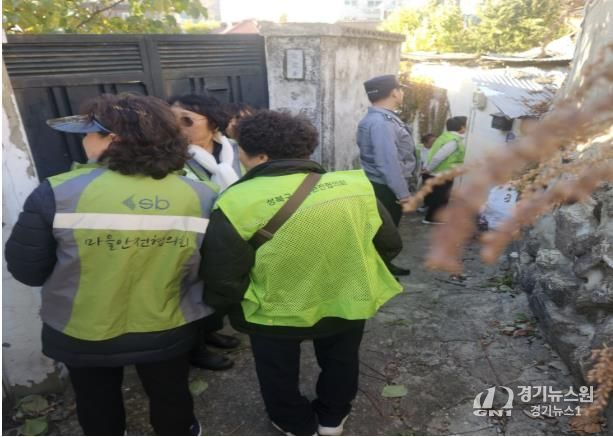 성북동 민·관·경 합동 순찰단이 관내 위험시설물을 순찰하고 있다.