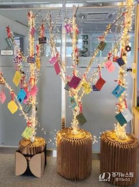 서대문구 자원되살림센터 로비에 설치된 ‘친환경 크리스마스트리’