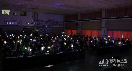 광산구 ‘시민의 힘! 광장의 빛으로 채우는 민주주의’ 퍼포먼스 사진.