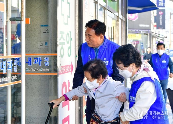 김한종 장성군수가 어르신을 병원까지 모셔다 드리는 '병원 동행 서비스' 일손을 거들고 있다. 장성군 제공