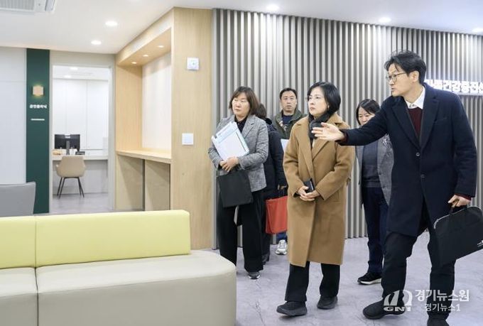 이수희 강동구청장이 강동구보건소 ‘가족건강증진센터’ 조성 현장을 점검하고 있다.