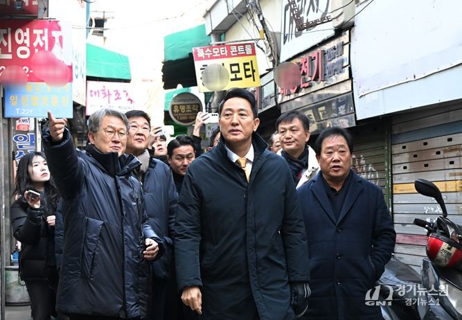 4일 오전 오세훈 시장이 세운2구역을 방문해 노후된 세운지구 현황을 살펴보고 있다.