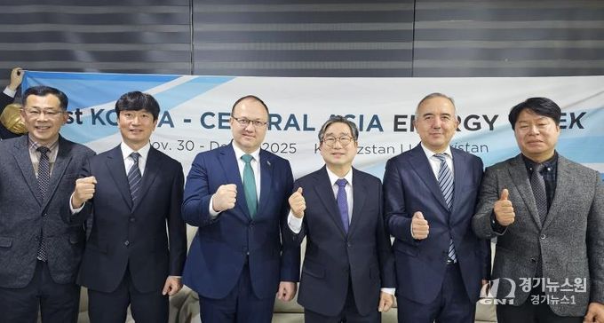 지난 5일 강상구 나주 부시장(오른쪽 세 번째)이 우즈베키스탄 경제위원회 목토르 우마로프 의장(왼쪽 세 번째)을 비롯한 관계자들을 만나 에너지 전환과 신도시 개발 분야 관련 협력을 논의했다.