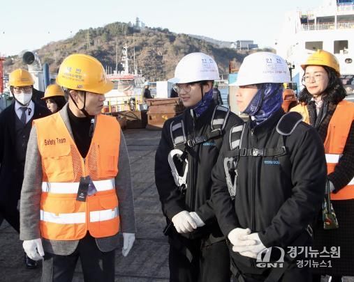 8일 김대중 전라남도교육감이 ㈜여수해양을 찾아 현장실습 안전․환경을 점검하고, 실습생을 격려를 전하고 있다.
