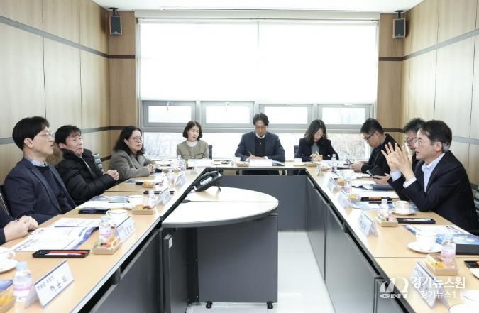 동환 고양시장이 학교장, 운영위원장, 학부모들과 함께 자공고 2.0으로의 안정적인 전환을 위한 협력 방안에 대해 논의하고 있다.