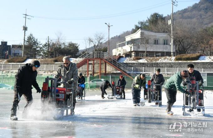 지난 1월, 행복 일자리에 참여한 군민들이 축제장 얼음판 천공작업을 하고 있다