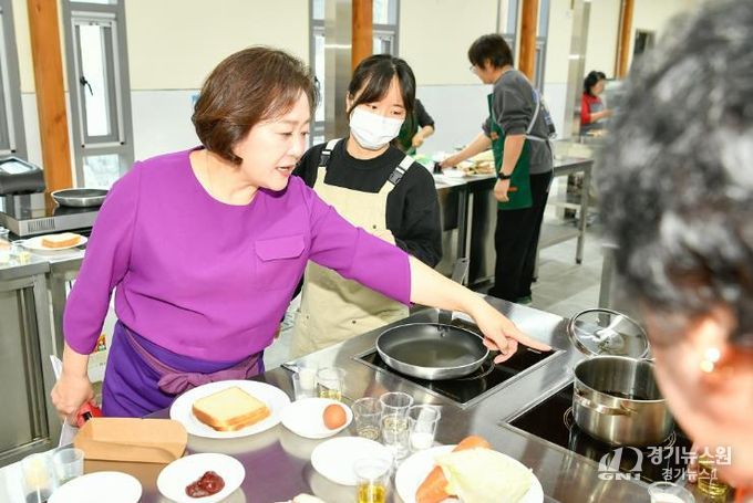 2026 화천산천어축제 길거리 음식 레시피 교육이 지난 9일 사내면 화천힐링센터에서 이보은 요리 연구가를 비롯해 입점 신청 단체들이 참여한 가운데 열렸다
