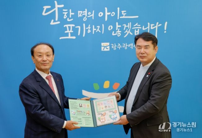 이정선 광주시교육감(오른쪽)이 10일 광주시교육청 교육감실에서 대한결핵협회 광주·전남지부 주영화 지회장(왼쪽)으로부터 크리스마스씰을 전달받고 있다.