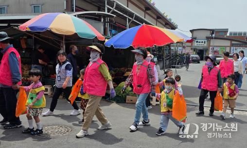 나주시는 10일부터 19일까지 지역 어르신의 활기찬 노후를 위한 ‘2026년 노인 일자리 및 사회활동 지원사업’으로 66개 사업단에서 참여자 4710명을 모집한다. 사진은 노인 일자리 사업 활동 모습