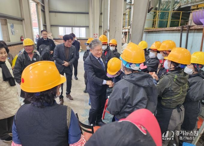 영광군수, 환경관리센터 재활용 선별장 근로자 방문 격려