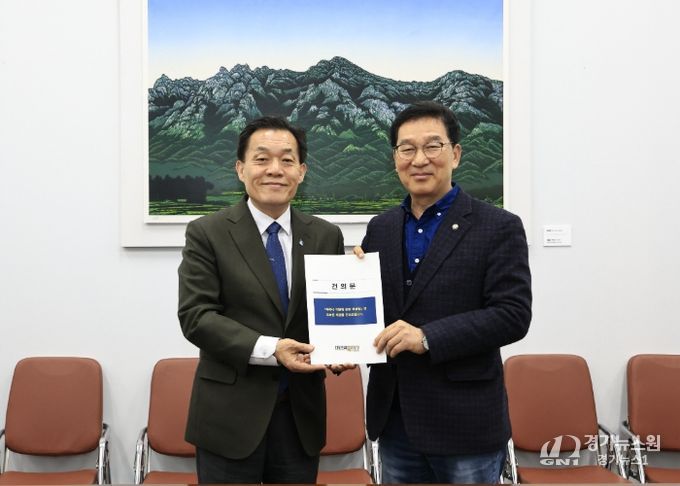 이재준 수원시장(왼쪽)이 신정훈 국회 행정안전위원장에게 건의문을 전달하고 있다.