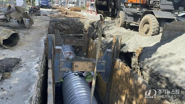 서산시가 지난 9월 하수관로를 설치하는 모습