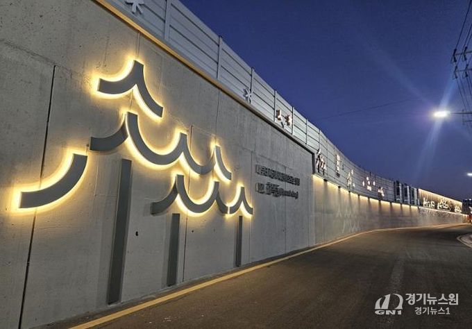 다양하면서도 정돈된 색채와 온기를 표현한 조명은 아름다운 조화를 이룬다. ‘새 동네에 옛이야기를 품은 디자인’ 또한 예와 현재의 조화를 표현하는 또 하나의 이야기가 된다.