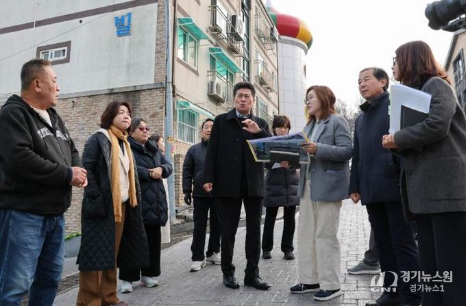 인천 중구, 동화마을 벽화 리뉴얼 사업 추진 중‥지난 10일 김정헌 구청장 현장 방문