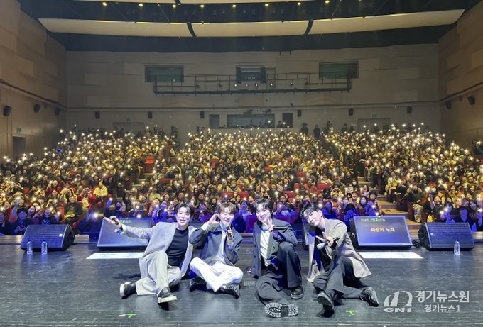 크로스오버 사중창단‘포레스텔라’가 앙코르 공연 도중 휴대폰 불빛으로 호응하는 관객과 함께 기념촬영을 하고 있다.