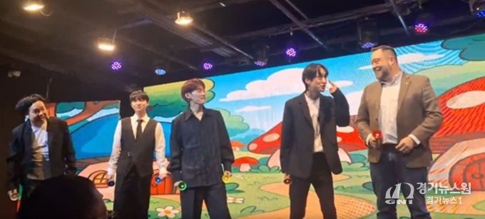 공연을 하고있는 K-Pop 개그 아이돌 과 바스티안 뢰슬러 회장 회장 (Plasmatreat Korea) (사진제공: 주한외국기업연합회 KOFA)