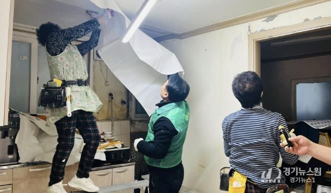 수원시 팔달구 매교동 새마을지도자협의회, 홀몸어르신을 위한 도배장판 지원사업 진행