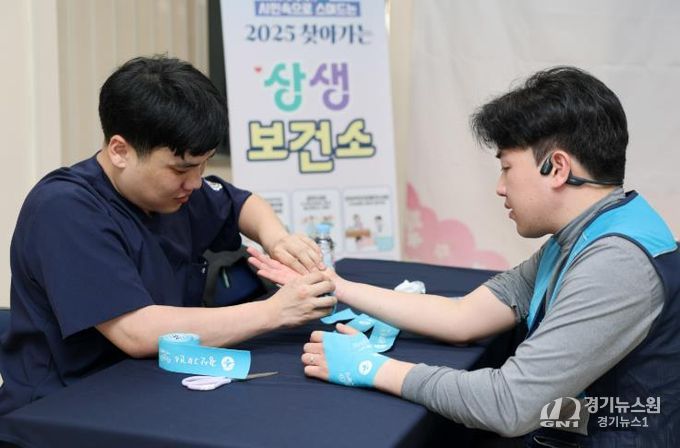 광산구는 병원에 가기 힘든 우체국 노동자들을 위해 찾아가는 상생보건소를 운영했다. 우체국 노동자들이 검진을 하고 있다.