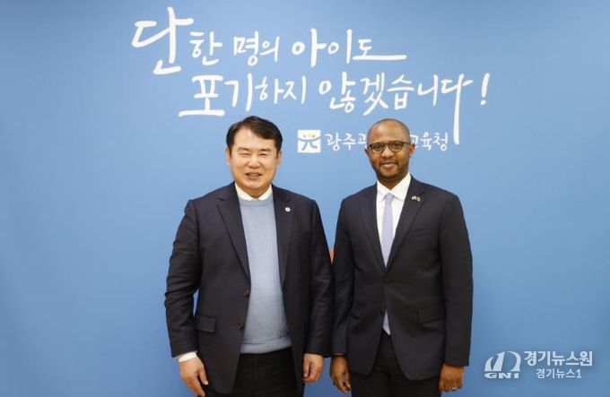 이정선 광주시교육감이 15일 교육감실에서 탄자니아대사관 토골라니 에드리스 마부라(Togolani Edriss Mavura) 대사과 만나 교육기관 협력 방안을 논의한 후 기념사진을 촬영하고 있다.