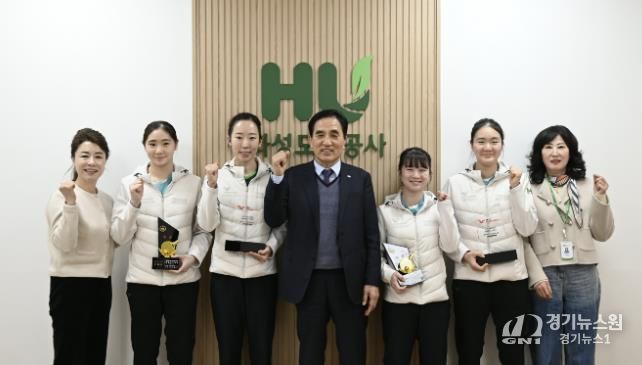 국제대회와 전국대회에서 입상한 화성도시공사 탁구단 선수들과 HU공사 한병홍 사장이 메달과 상패를 들고 기념촬영을 하고 있다.