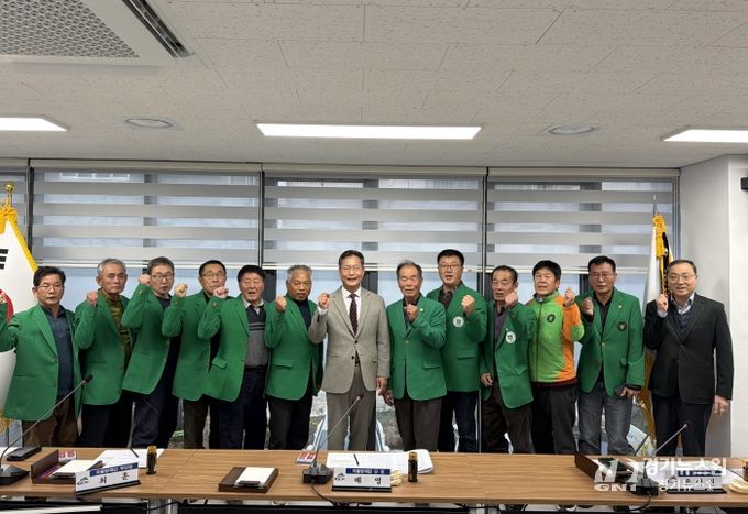 지난 16일, 겨울철 재난 대비를 위한 간담회에서 윤여권 부군수와 지역자율방재단이 함께 기념촬영을 하고 있다.