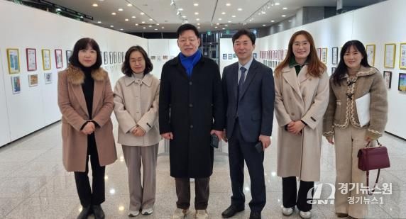 김정희 전라남도의회 순천성동초 예싹전시회 격려 사진