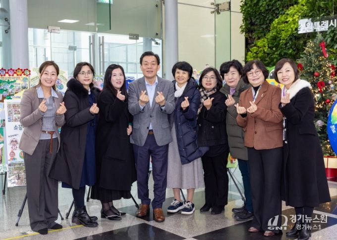 이재준 수원시장(왼쪽 4번째) 탄소중립 환경 챌린지 사진전이 열리는 시청 별관 로비에서 수원시 공공형어린이집연합회 관계자들과 기념촬영을 하고 있다.