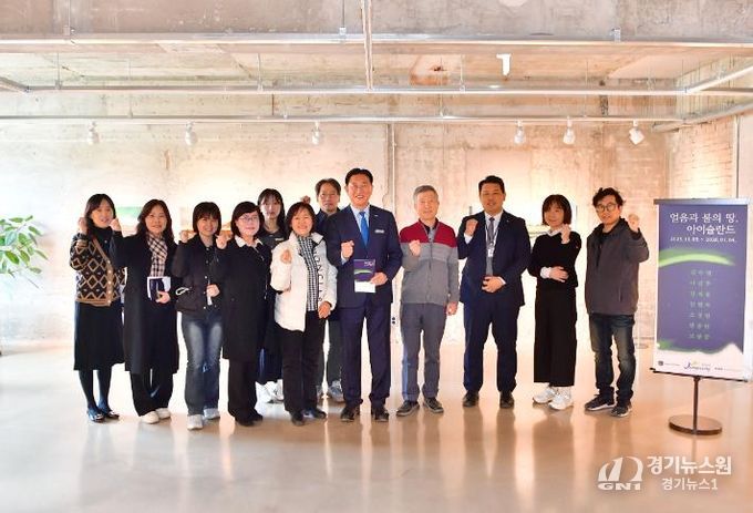 김한종 군수가 장성군사진가협회 정기 전시회를 찾았다.