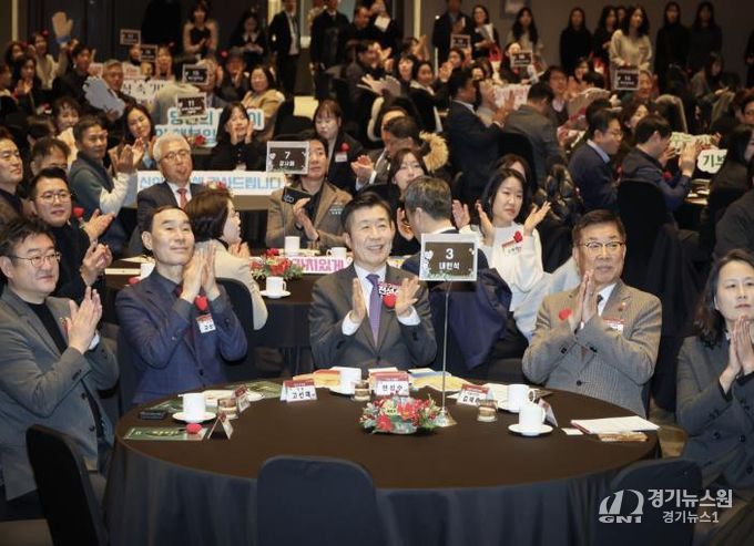 전성수 서초구청장(가운데)이 17일 열린 ‘서초의 미래, 기부자 100인과의 동행’ 행사에서 관계자들과 기념촬영을 하고 있다.