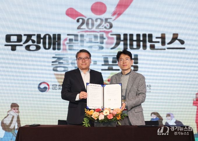 김포시(신승호 교육문화국장)가 한국관광공사와 열린 관광지 조성 협약을 체결하고 있다.