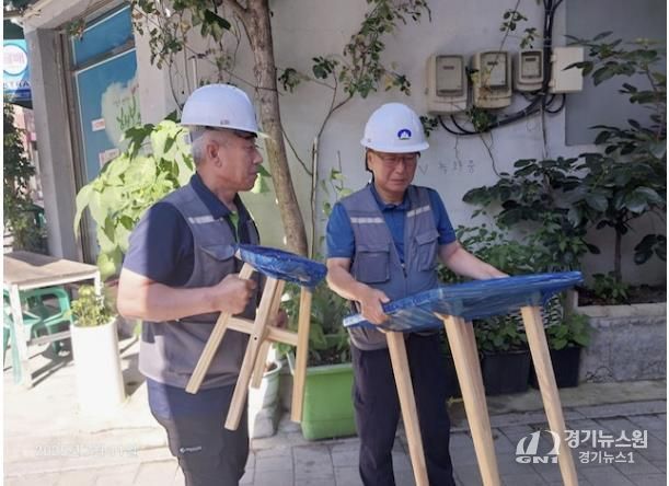 피해목으로 만들어진 가구를 도봉구 주민에게 배부하고 있다.