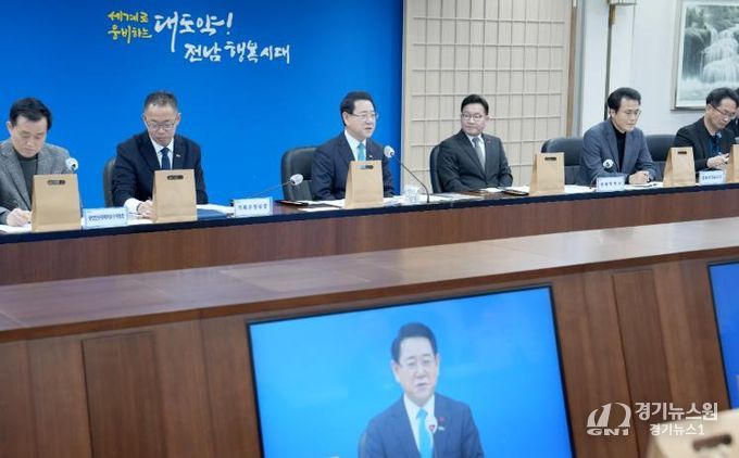 실국장 정책회의 사진-김영록 전라남도지사가 30일 도청 서재필실에서 실국장 정책회의를 주재하고 도정 현안에 대해 논의하고 있다.