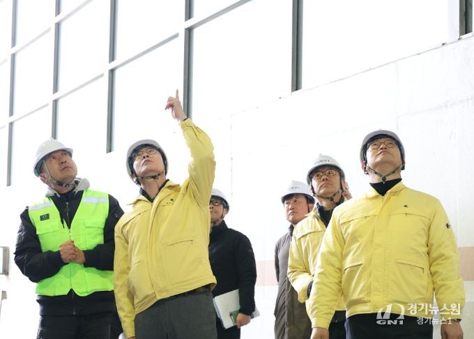 정명근 화성특례시장이 지난 24일 동탄숲 생태터널 긴급안전조치 현장을 찾아 공사 추진상황을 살피고 있다