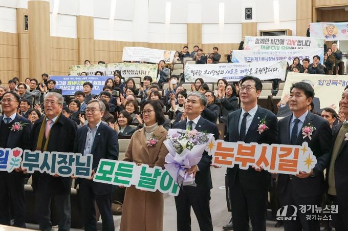 29일 열린 정구원 화성특례시 제1부시장 퇴임식에서 참석자들이 기념촬영을 하고 있다