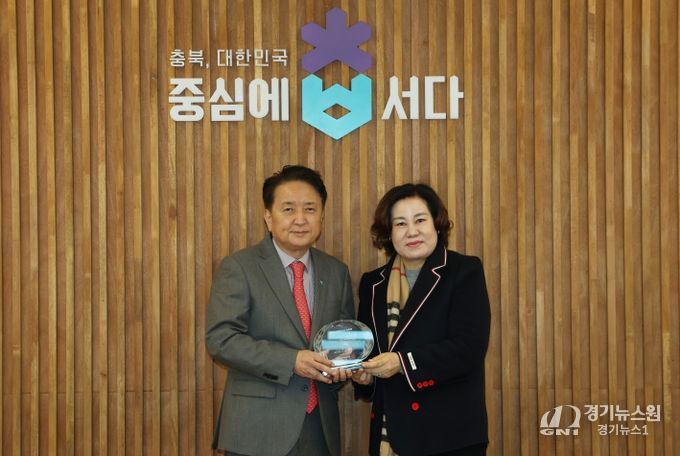 명예사회복지사 위촉패 전달식(왼쪽부터 김영환 지사, 정미경 충북사회복지사협회 부회장)