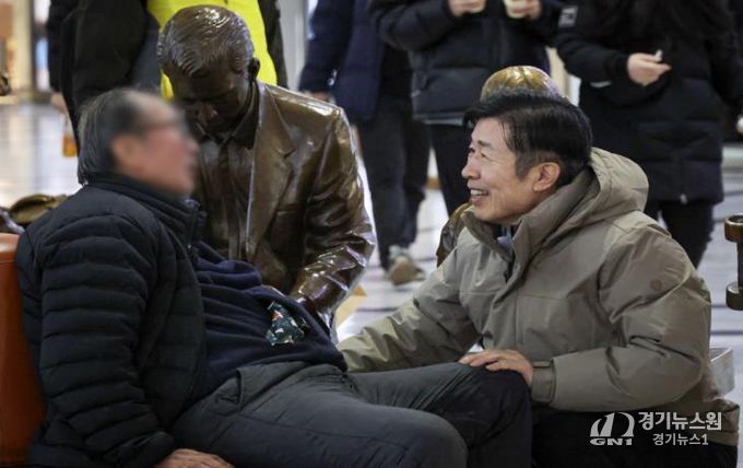 새해 첫날인 1일 고속터미널 대합실을 찾은 전성수 구청장(오른쪽)이 노숙인들의 안전을 확인하며 격려하고 있다.