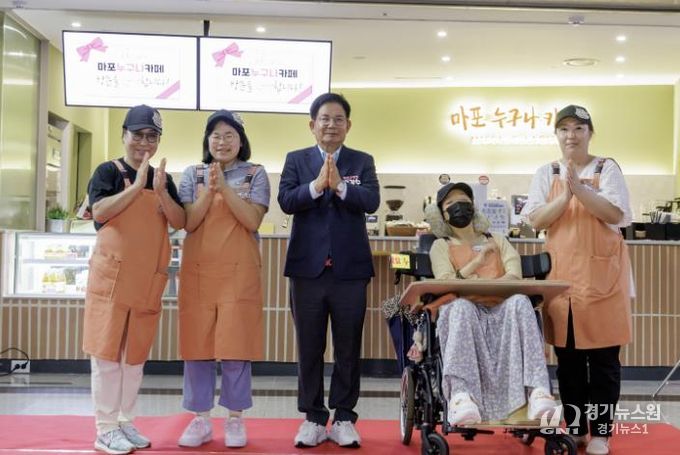 박강수 마포구청장과 마포 누구나 카페 공동대표 4인과 함께 한 기념촬영