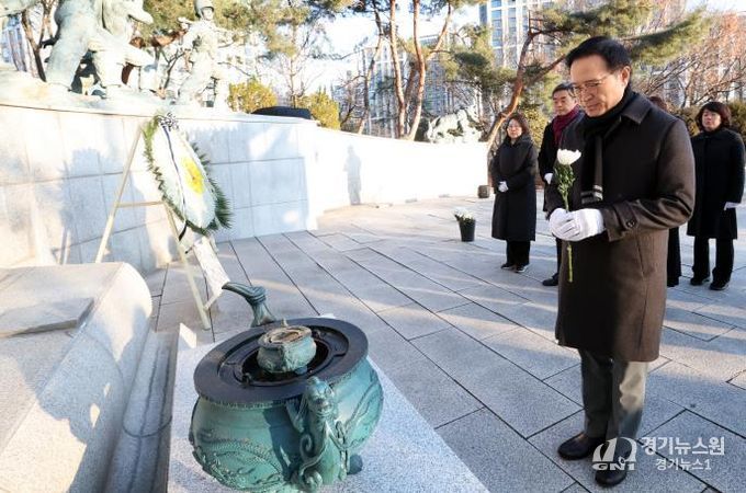 임태희 교육감 현충탑 참배 현장 사진