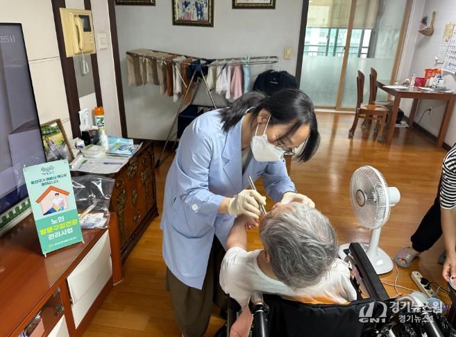 광산구가 어르신들을 대상으로 구강건강 관리를 위해 방문구강건강 관리사업을 진행했다.